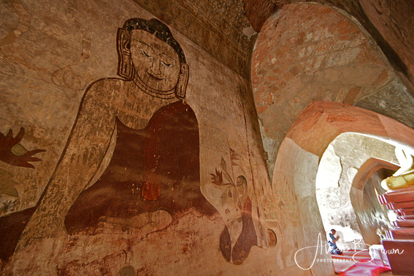 Prayer inside Sulamani Pagoda